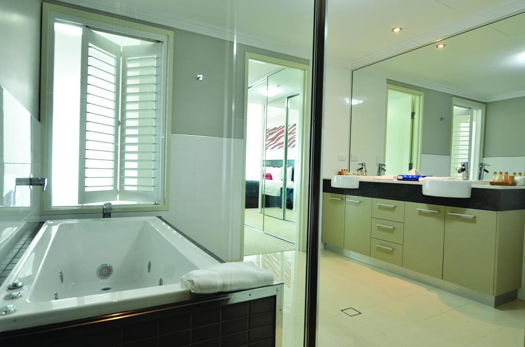 C2 Esplanade Service Apartments Дарвін Номер фото